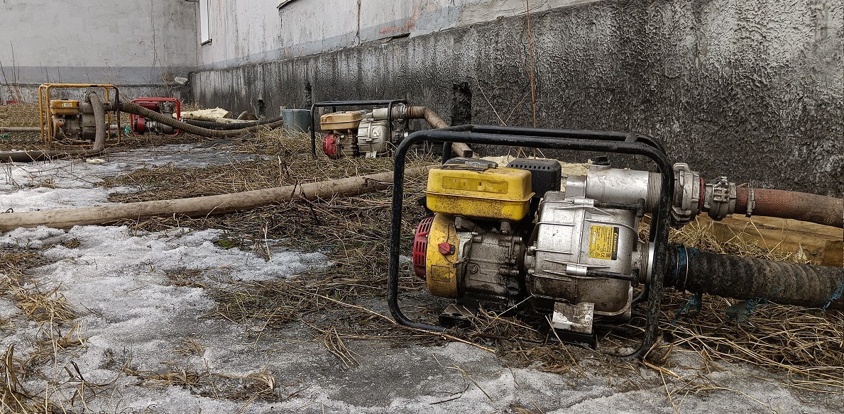 Откачка мотопомпами талой воды из подвала дома в Мценске